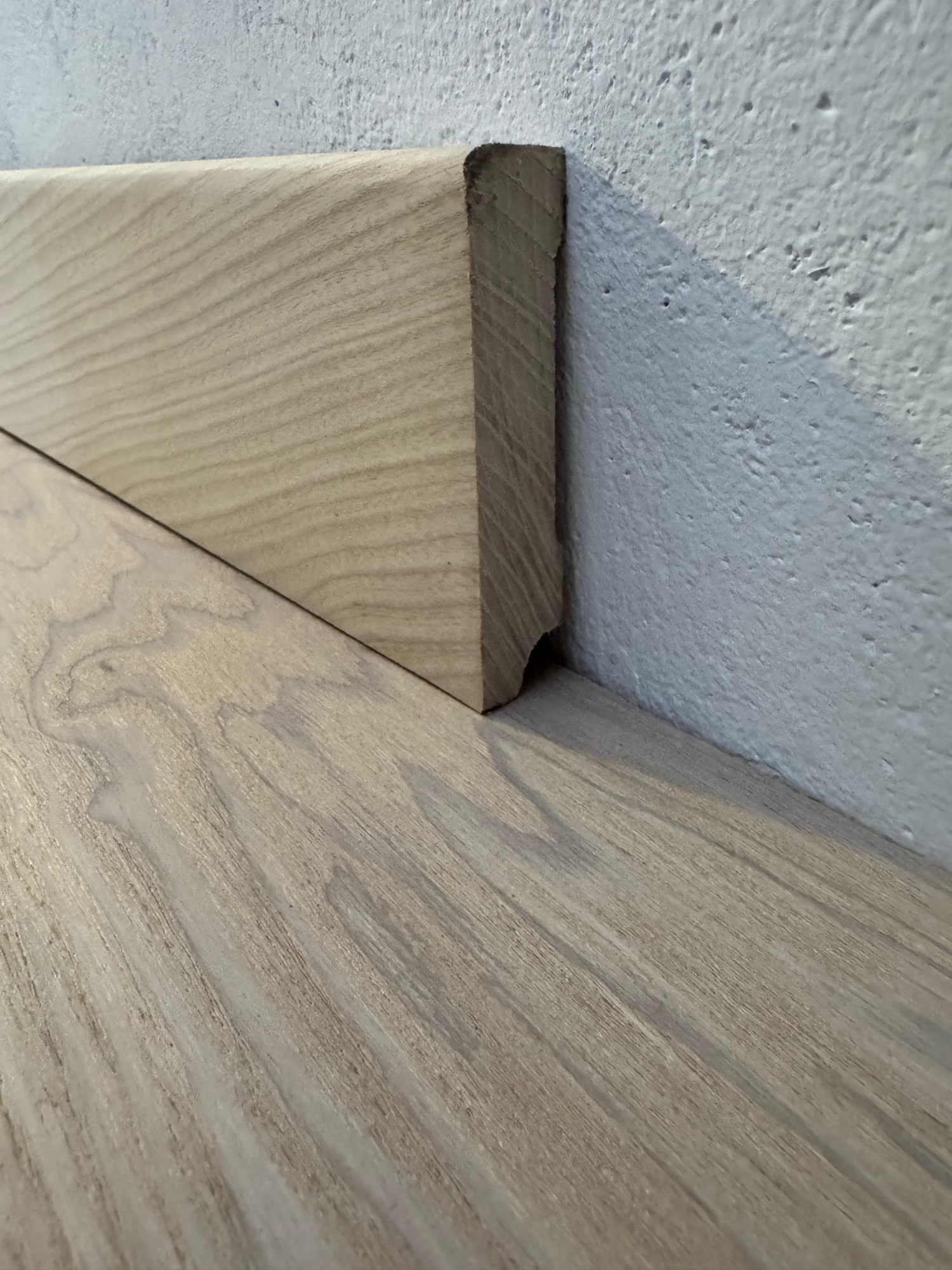 Плинтус массив Ясень без покрытия 90х20 мм